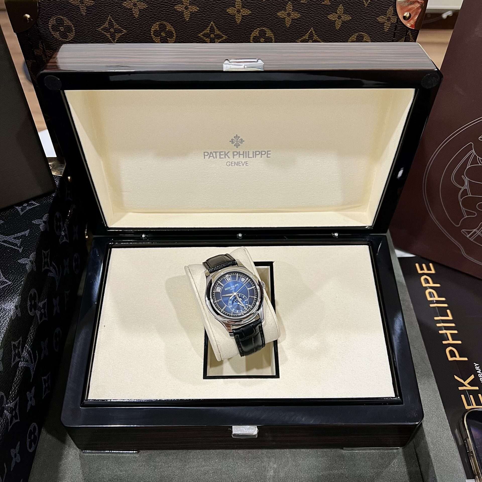 Dong-Ho-Patek-Philippe-Complications-5205G-Blue-Replica-11-2.jpg