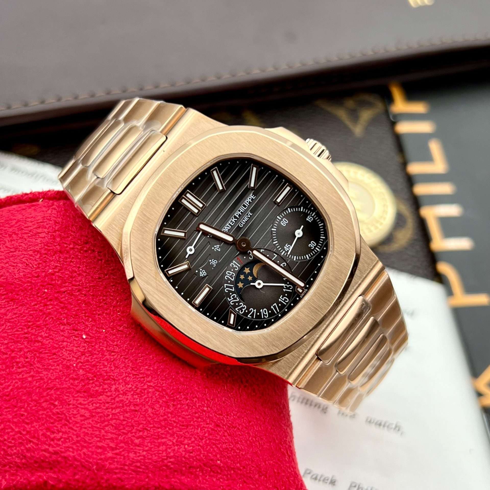 Dong-Ho-Patek-Philippe-Nautilus-5712-Rose-Gold-Replica-Nha-May-PPF-V2-40mm-1.jpg