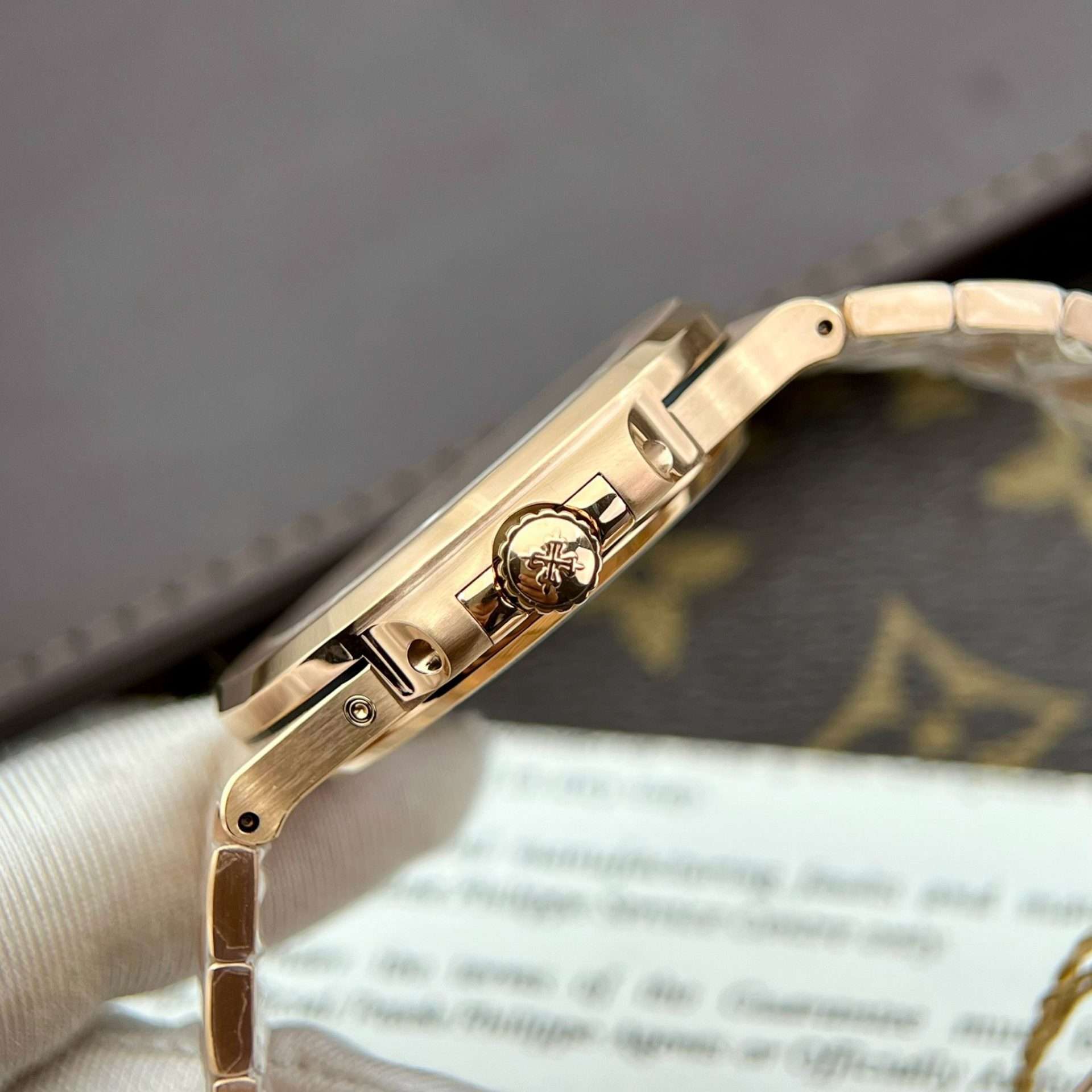 Dong-Ho-Patek-Philippe-Nautilus-5712-Rose-Gold-Replica-Nha-May-PPF-V2-40mm-4.jpg