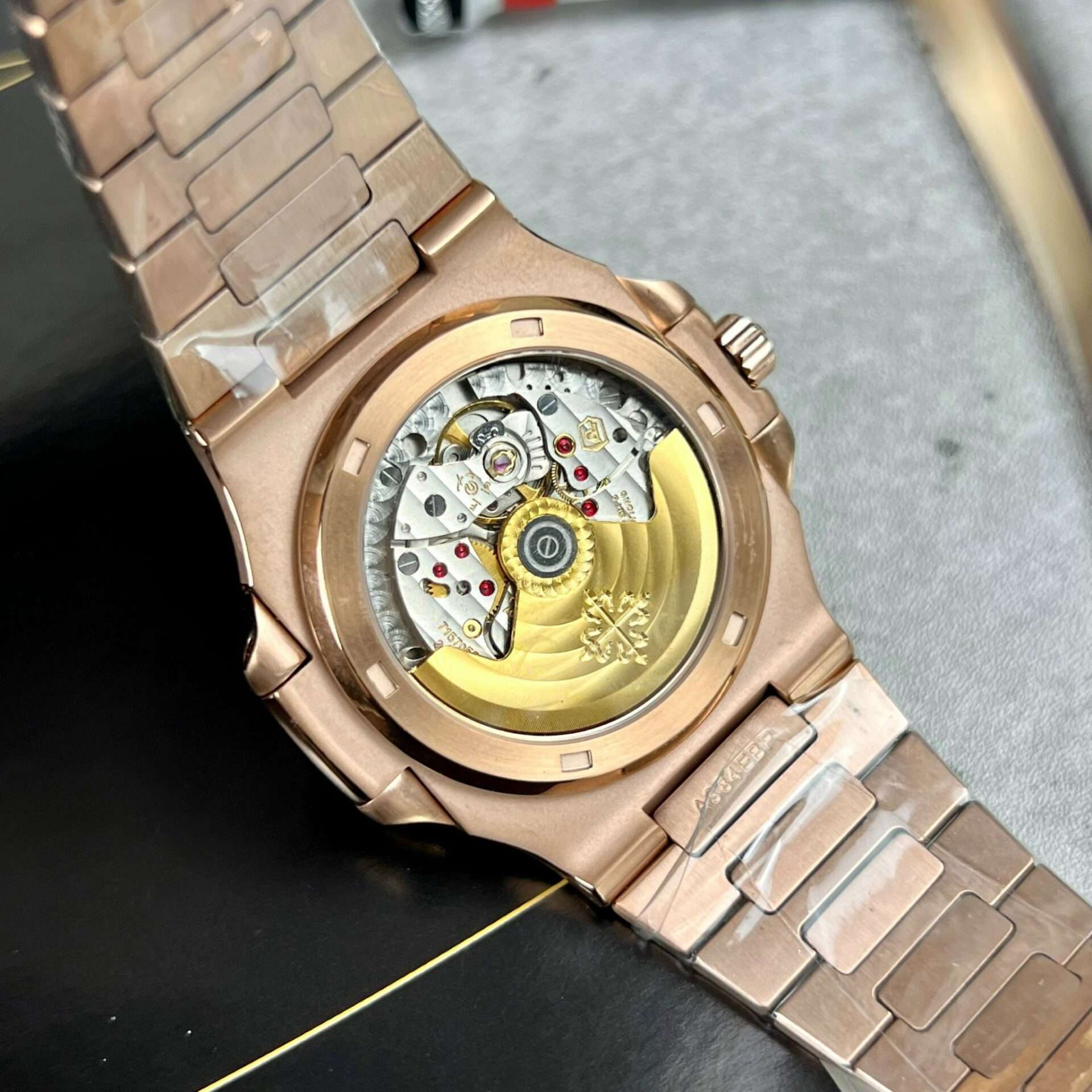 Dong-Ho-Patek-Philippe-Nautilus-5723-Da-Ruby-Do-Replica-11-40mm-6.jpg