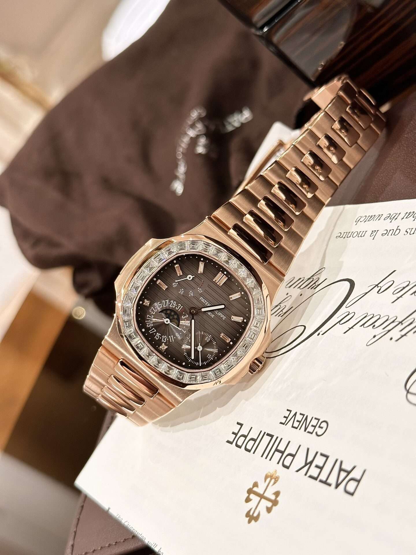 Dong-Ho-Patek-Philippe-Nautilus-5724-Boc-Vang-Do-Kim-Cuong-Moissanite-40mm-1.jpg