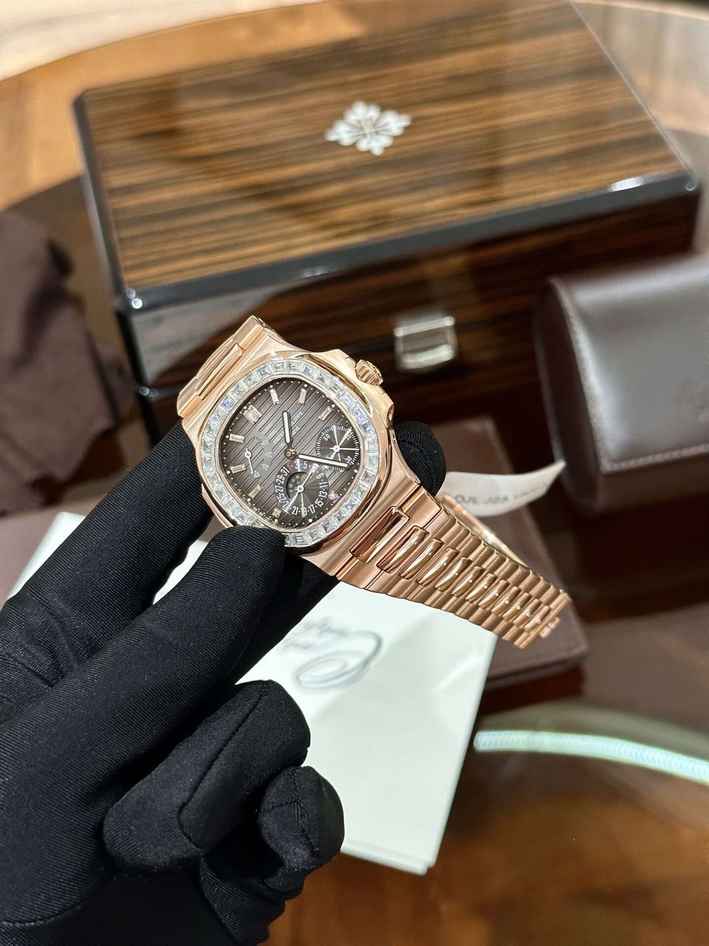 Dong-Ho-Patek-Philippe-Nautilus-5724-Boc-Vang-Do-Kim-Cuong-Moissanite-40mm-4.jpg
