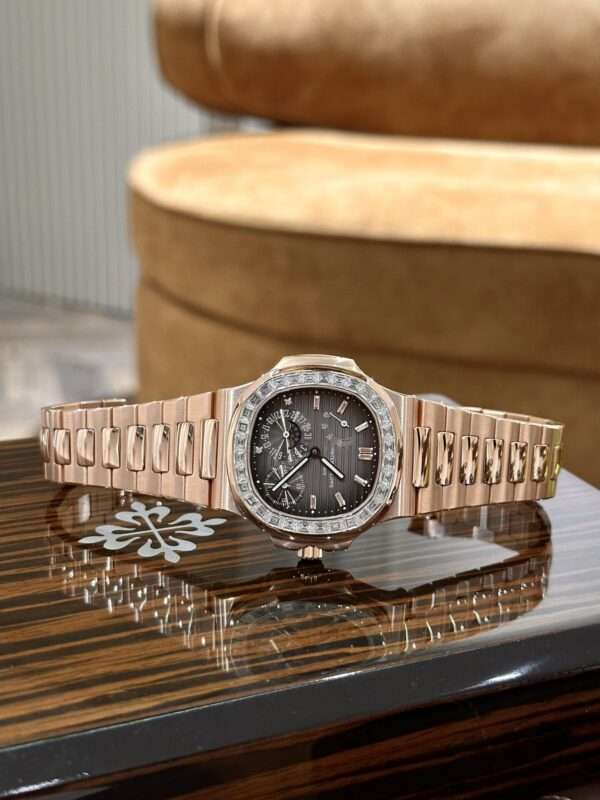 Dong-Ho-Patek-Philippe-Nautilus-5724-Boc-Vang-Do-Kim-Cuong-Moissanite-40mm-7-600×800-1.jpg