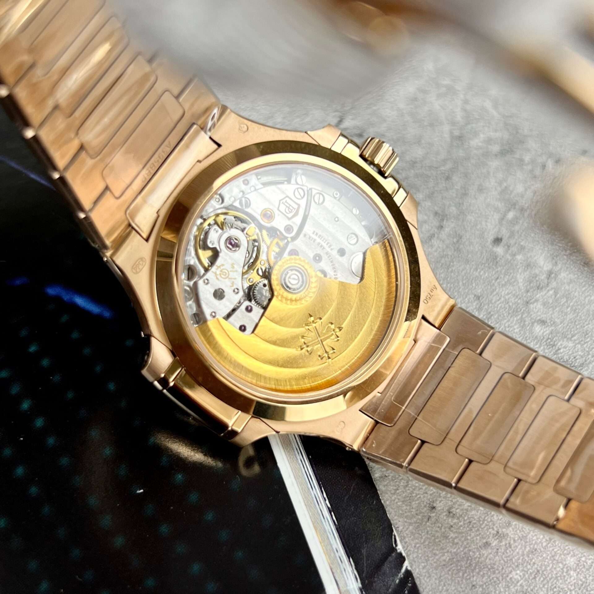 Dong-Ho-Patek-Philippe-Nu-Nautilus-7118-3-1.jpg
