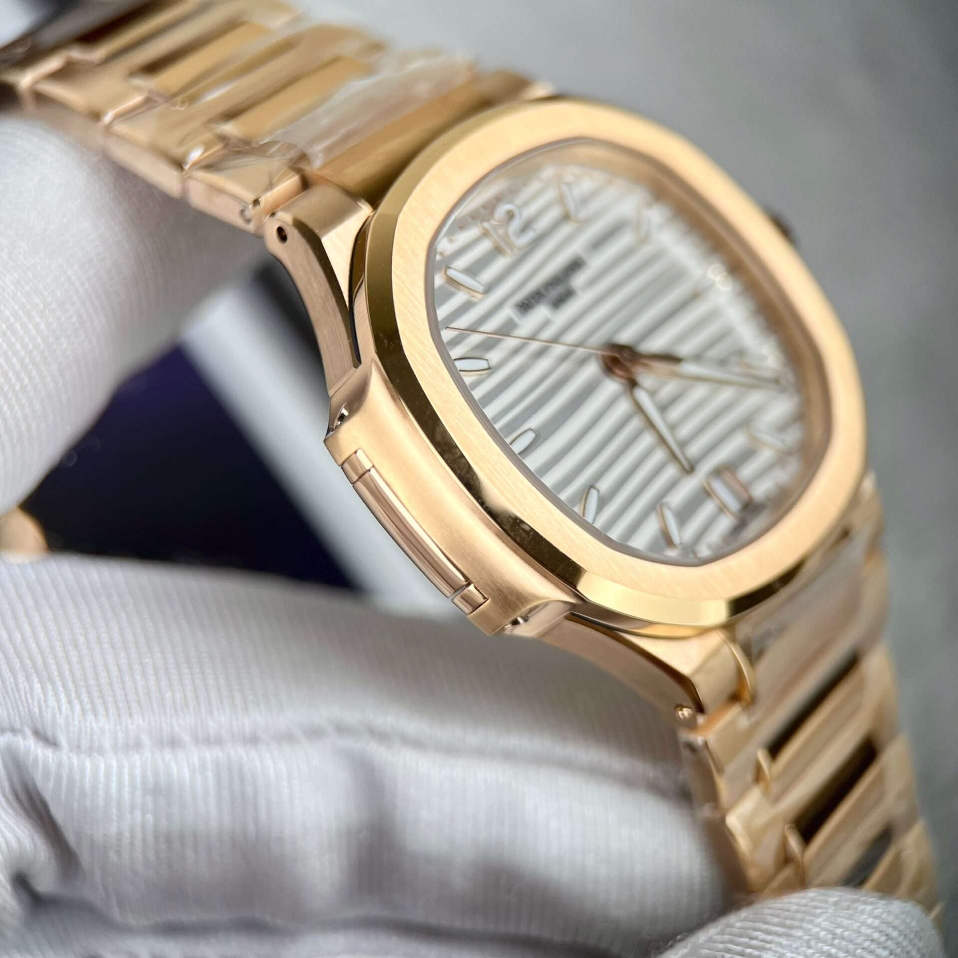 Dong-Ho-Patek-Philippe-Nu-Nautilus-7118-Rose-Gold-3K-Factory-5-1.jpg
