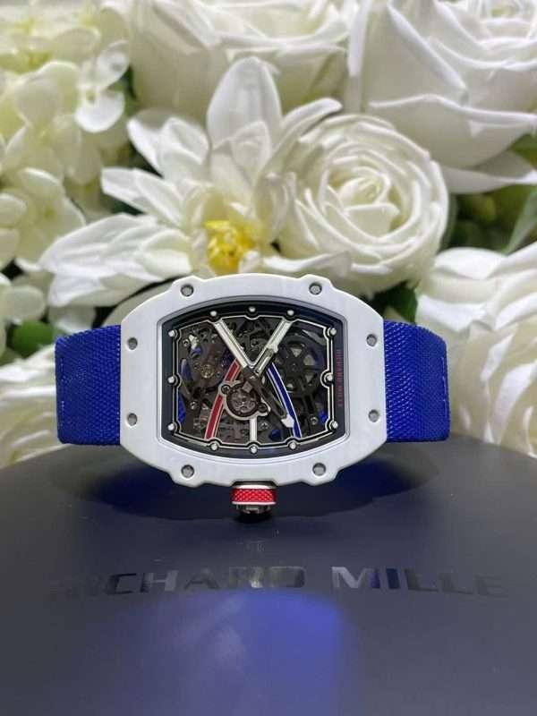 Dong-Ho-Richard-Mille-Che-Tac-RM67-02-Vo-Carbon-Mau-Trang-Sieu-Nhe-Trong-Luong-37-Grams-38.7×47-5-600x800-1.jpg