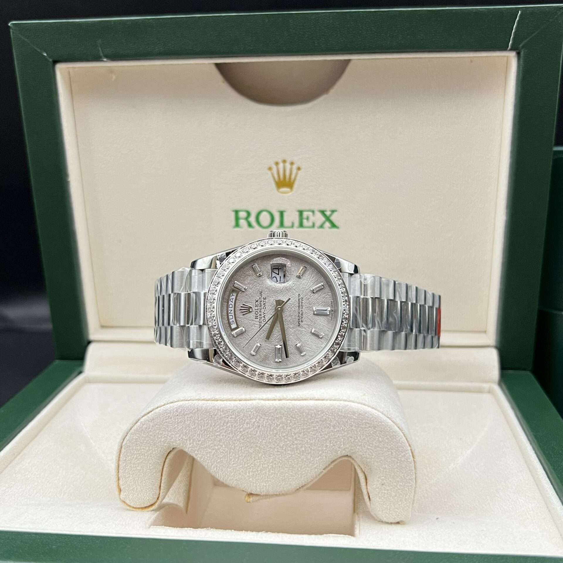 Rolex-Day-Date-Mat-Thien-Thach-Vien-Dinh-Da-Fake-11-40mm-2.jpg